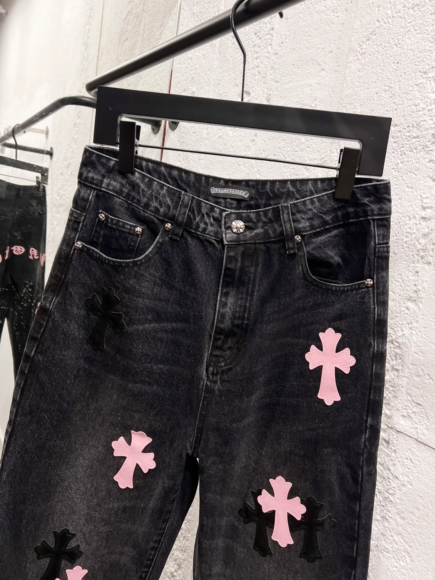 P250 model number: H930 Chrome hearts & Chrome hearts 25ss pink and black leather black trousers cross patch leather jeans CH Chrome hearts double knee cross patch leather bo1 version logging pants straight work pants B136 Chrome hearts cross Sanskrit overalls Price 24W level, patch cross flower embellishment, high waist washed jeans! ! Absolutely high-end luxury products, 1.9W level god-level single products, super popular products, made by top heavy industry, not to be missed. About Zangyin, this is an extremely luxurious fashion brand, which can also be called the nobles of the high street. It has always been an exclusive brand of some hipsters or rich second generation. Compared with ordinary high streets, it is more luxurious and noble. Compared with luxury brands, it has a more fashionable personality and has always been a brand that I have a special liking for. Imported yarn is custom-woven into a high-density twill canvas, which ensures a crisp shape while also making the fabric feel very delicate. It follows the B01 classic shape, with a crisp and stylish upper body. The ready-made garments are stone-ground and fermented, so they can be matched with any style. Buttons and zinc-brushing are washed with genuine YKK retro metal products. Double-layered canvas on the front. Perfect details. All hardware is perfect. Size: 30-32-34-36 Color: pink and black leather and black pants